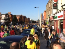 La foule envahit Dorset Street après la finale de football gaélique au stade de Croke Park