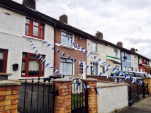 Les maisons du quartier revêtent les couleurs du club local