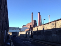 Un ciel bleu surplombe l'usine Guinness 