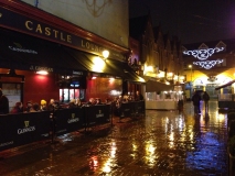 Dans les rues de Dublin par une nuit pluvieuse 